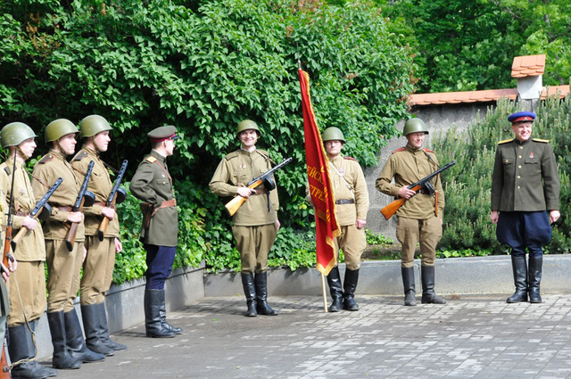 Ke květnovým oslavám patří díky vojenským klubům i vojáci v dobových uniformách