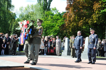 Věnec prezidenta republiky Miloše Zemana položili k pomníku Hynek Kmoníček a plukovník Zdeněk Ševčík