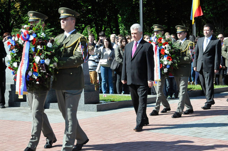 Dík a úctu vojákům, kteří položili při osvobozovacích bojích své životy, projevili také předsedové obou komor Parlamentu Milan Štěch a Jan Hamáček