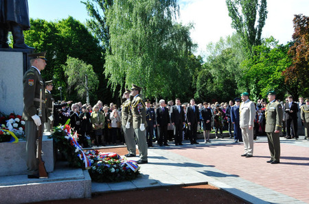 Smuteční věnec Ministerstva obrany ČR položili generál Pavel Adam a plukovník Aleš Knížek