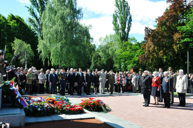 Vzpomínku svým spolubojovníkům věnovali a smuteční věnec k pomníku položili také ruští veterání 2. sv. války