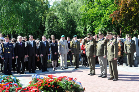 Také zástupcí českých veteránských organizací vzdali čest na Olšanských hřbitovech