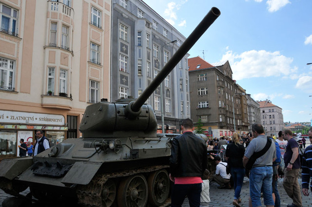 Dejvickou ulici zaplavily tisíce diváků, kteří měli možnost obdivovat i historickou techniku