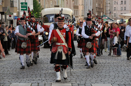Veterány na pódium v konci Dejvické ulice doprovodili skotští dudáci - skupina The Rebel Pipers