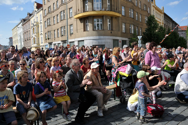 Zaplněná Dejvická ulice v Praze 6 přivítala své hrdiny velikým potleskem