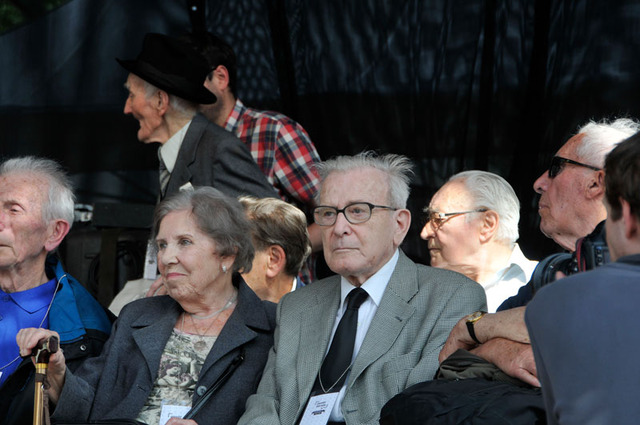 Veteráni 2. světové války na pódii v Dejvické ulici, kde se konal koncert pro hrdiny