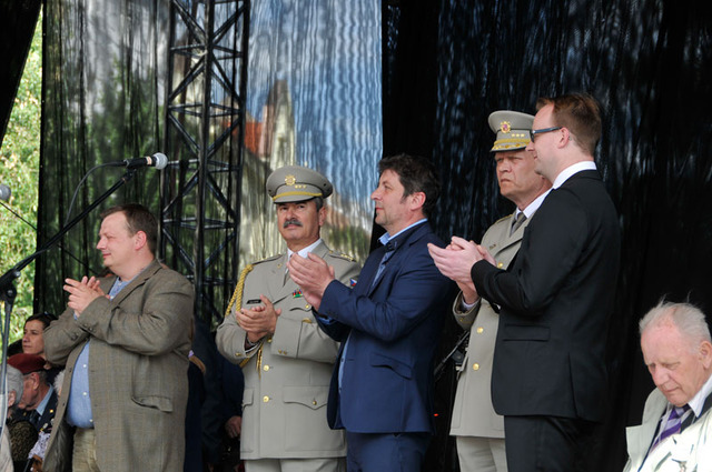 Příchod veteránů na pódium v Dejvické ulici provázel potlesk i hostů setkání