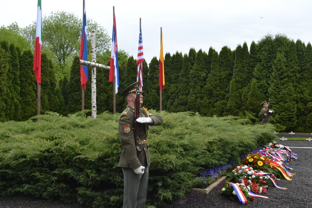 Památník na Čestném pohřebišti na Ďáblickém hřbitově 