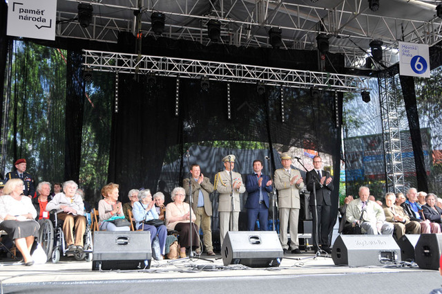 Dejvická ulice, která se proměnila v Bulvár hrdinů, aplaudovala válečným veteránům