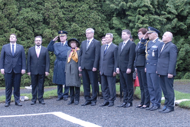 Čestní hosté a účastníci pietní vzpomínky na Ďáblickém hřbitově