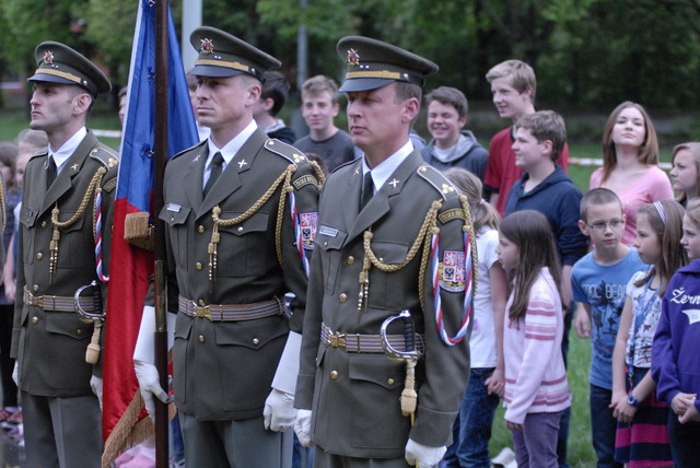 Z nedaleké základní školy v Žernosecké ulici dorazili uctít památku padlých polských vojáků i žáci školy
