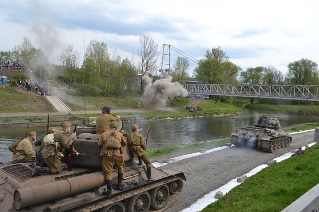 Ukázka historické bitvy 1. československé tankové brigády a 1. československé smíšené divize v sestavě jednotek Rudé armády proti ustupujícím německým jednotkám 1