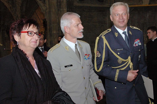 Na závěr bohoslužby Dominik Duka předal Pamětní medaile České biskupské konference dvěma bývalým náčelníkům Generálního štábu Armády ČR – armádním generálům Vlastimilu Pickovi (vpravo) a Petru Pavlovi. 