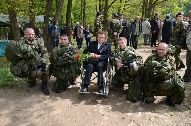 Výsadkáři spolu s paní Boženou Kopcovou, přímou účastnicí odboje