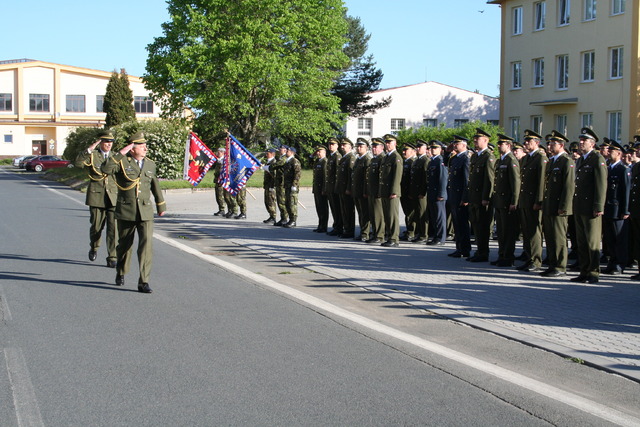 Slavnostní nástup u příležitosti oslav Dne vítězství