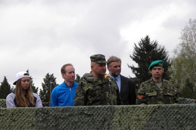 Ředitel Krajského vojenského velitelství v Plzni plukovník Roman Kučera při zahajovacím ceremoniálu.