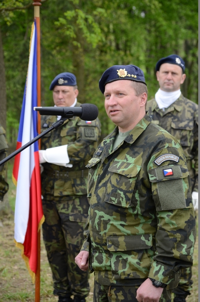 Velitel 22. základny vrtulníkového letectva plukovník Miroslav Svoboda při úvodním projevu