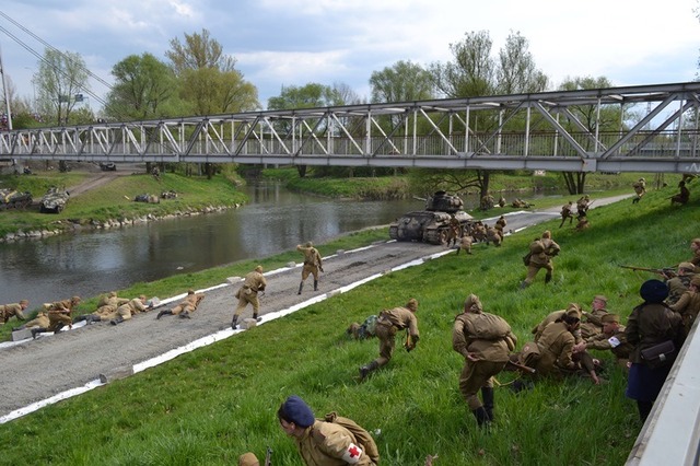 Ukázka historické bitvy 1. československé tankové brigády a 1. československé smíšené divize v sestavě jednotek Rudé armády proti ustupujícím německým jednotkám 2
