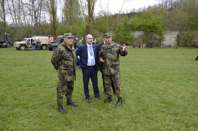  Ředitel KVV Plzeň plk. Roman Kučera, jeho zástupce pplk. Slavomír Tomčák a primátor města Plzně pan Martin Zrzavecký při prohlídce ukázek v areálu Lobzy