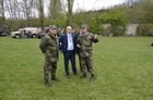  Ředitel KVV Plzeň plk. Roman Kučera, jeho zástupce pplk. Slavomír Tomčák a primátor města Plzně pan Martin Zrzavecký při prohlídce ukázek v areálu Lobzy