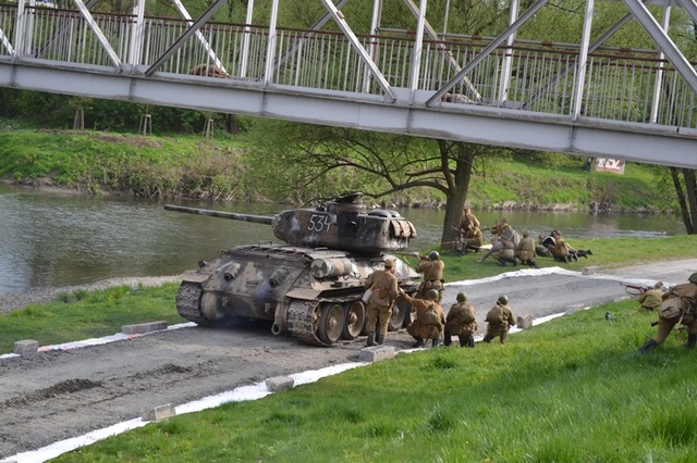 Ukázka historické bitvy 1. československé tankové brigády a 1. československé smíšené divize v sestavě jednotek Rudé armády proti ustupujícím německým jednotkám 3