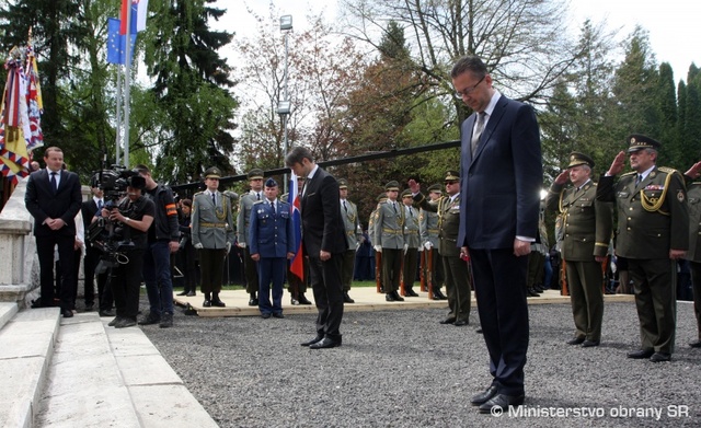 Z pietního aktu, vlevo NMO Jakub Landovský