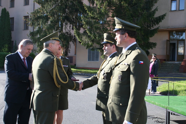 Předání pamětního odznaku generála Viktora Spěváčka (1)