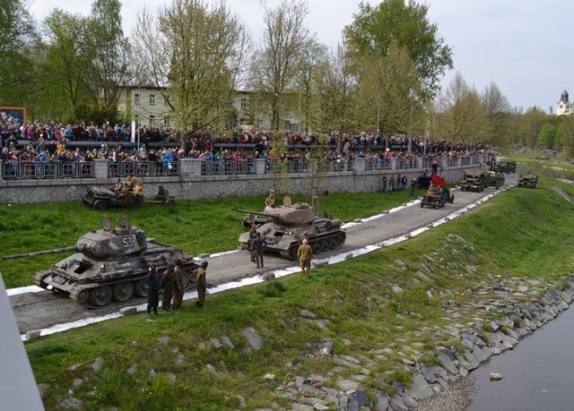 Ukázka historické bitvy 1. československé tankové brigády a 1. československé smíšené divize v sestavě jednotek Rudé armády proti ustupujícím německým jednotkám 4