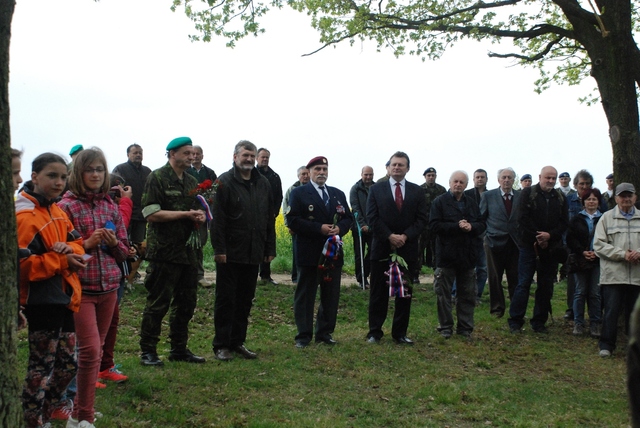 Účastníci pietního aktu u příležitosti 71. výročí výsadku skupiny Spelter 