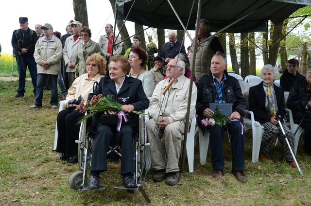 Přímí aktéři válečného odboje v kraji a jejich rodinní příslušníci na slavnostním aktu 