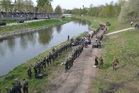 Ukázka historické bitvy 1. československé tankové brigády a 1. československé smíšené divize v sestavě jednotek Rudé armády proti ustupujícím německým jednotkám 6