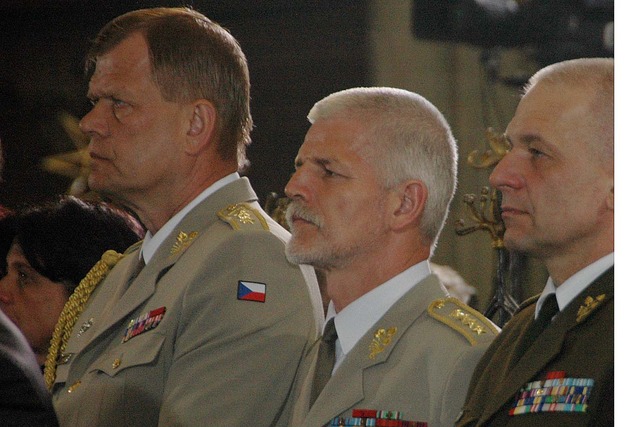 Přítomen byl také současný (zcela vlevo) náčelník generálního štábu generálporučík Josef Bečvář a jeho předchůdce armádní generál Petr Pavel