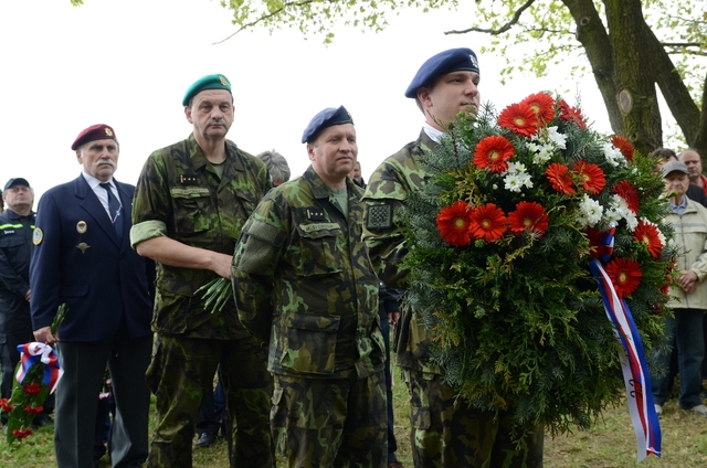 Uctění památky členů výsadku položením květinových darů k památníku