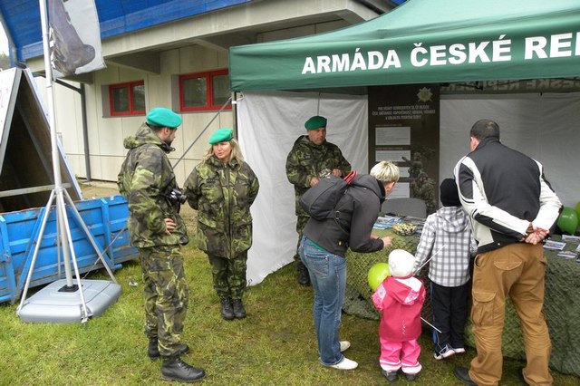  Zájemcům o službu v AČR poskytovali informace pracovníci Rekrutačního střediska AČR kpt. Alena Myslíková, nprap. Jaroslav Chlápek a nrtm. Tomáš Klasňák.