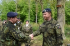 Plukovník Miroslav Svoboda gratuluje oceněnému praporčíkovi Tomáši Peterkovi k udělení odznaku výsadkáře II. stupně