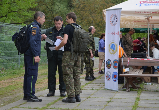  Pochod je také  možností  mnoha zajímavých setkání