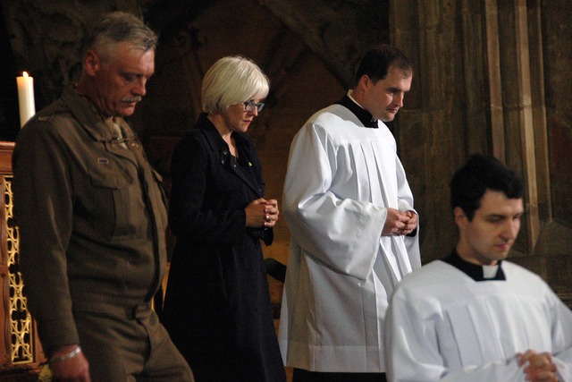 Obětní dary nesli vojenští veteráni spolu s Helen Patton, vnučkou generála George Smith Pattona. 