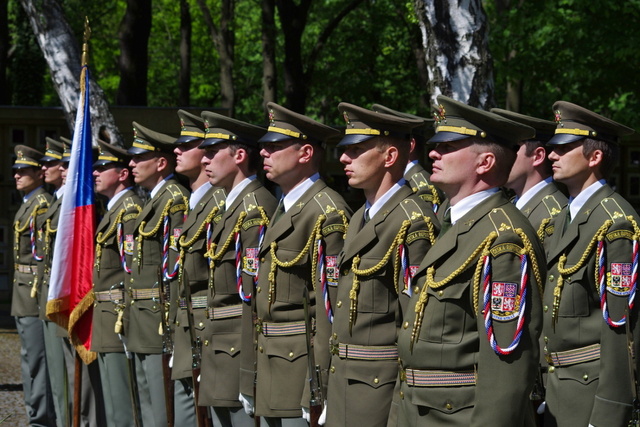 Čestná stráž provázela celou ceremonii