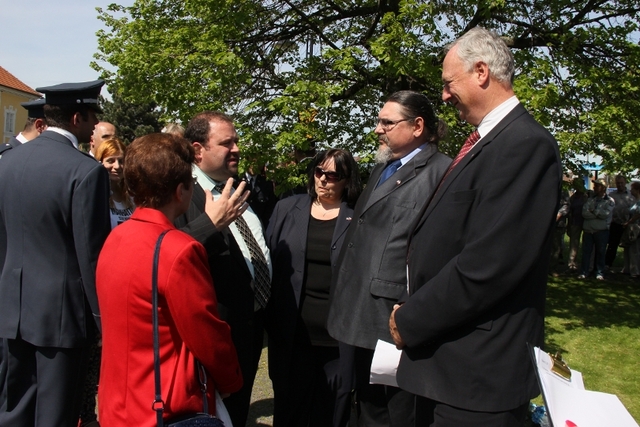 Senátor Karel Kratochvíle, strakonický starosta Břetislav Hrdlička, místostarostka Helena Brejchová a Ray Castillo z českého Velvyslanectví Spojených států amerických (zprava). 