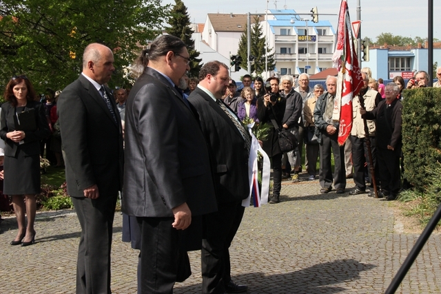 Čelní představitelé města Strakonice a Ray Castillo uctili památku hrdinů druhé světové války. 
