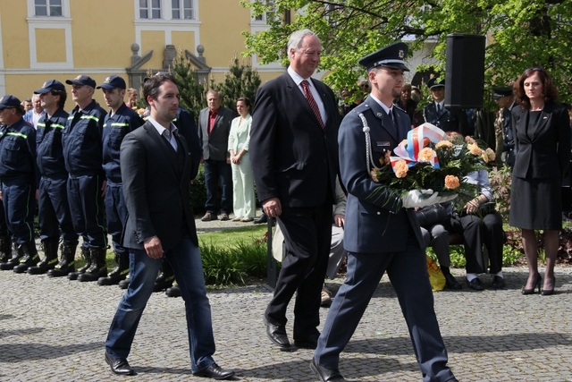 Památce padlých se poklonil i senátor Karel Kratochvíle. 