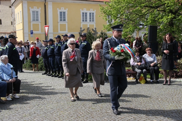 Členky České obce sokolské položily kytici k památníku. 