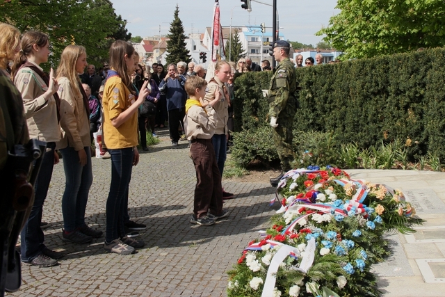 Pietního aktu se zúčastnili strakoničtí skauti. 