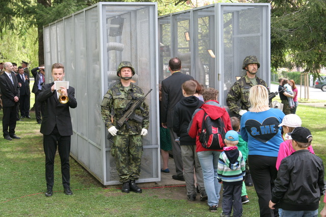 Za zvuku trubky si přítomní prohlédli památník bojovníkům a obětem za svobodu vlasti