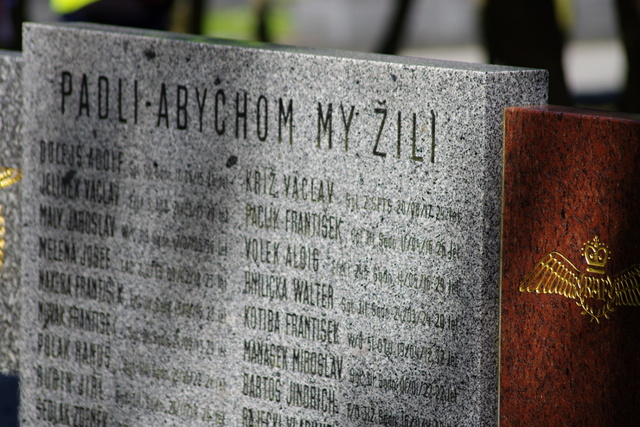 Padli abychom my žili