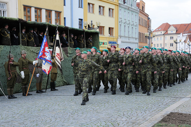 Součástí přísahy byl slavnostní pochod přísahajících vojáků