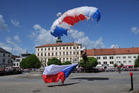 Součástí programu byly také seskoky výsadkářů VeV-VA s vlajkami