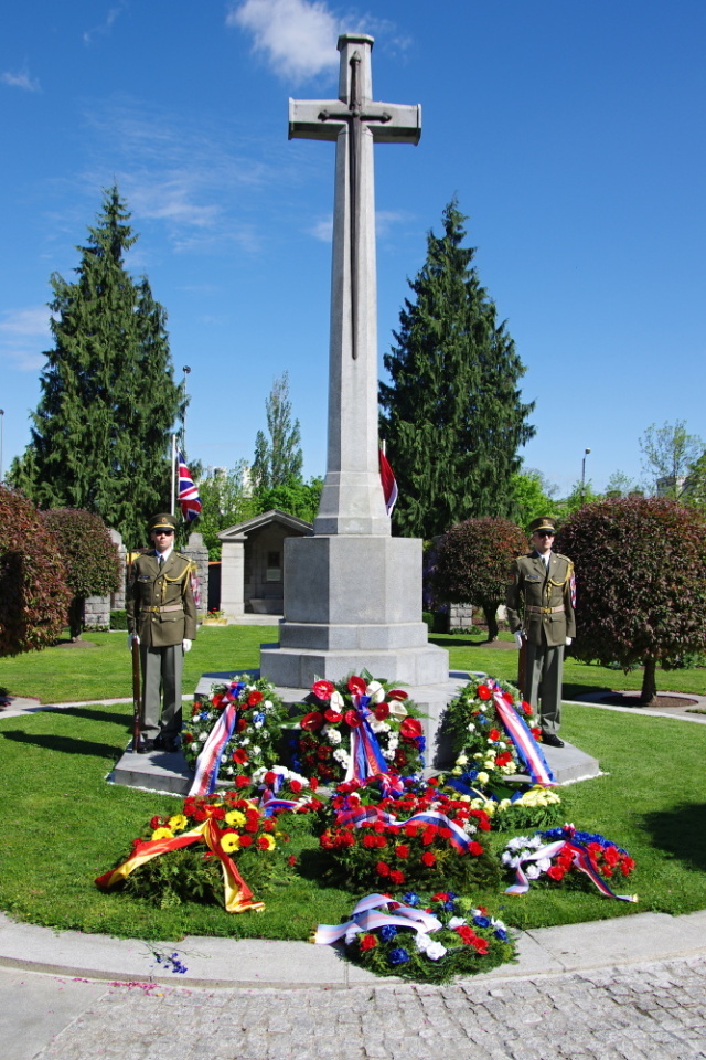 Věnce u památníku na Olšanech