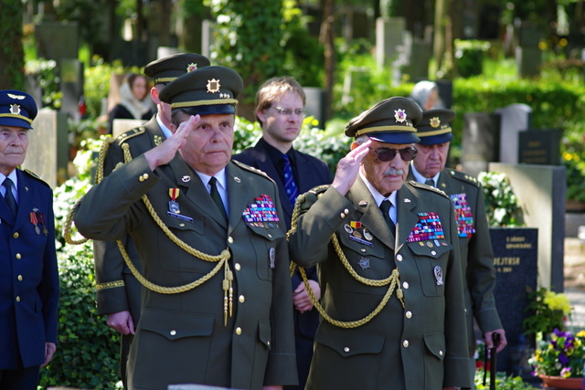 Veterání salutují obětem války