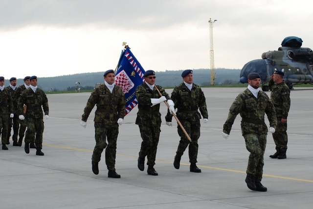  Odnesení bojového praporu před ukončením nástupu